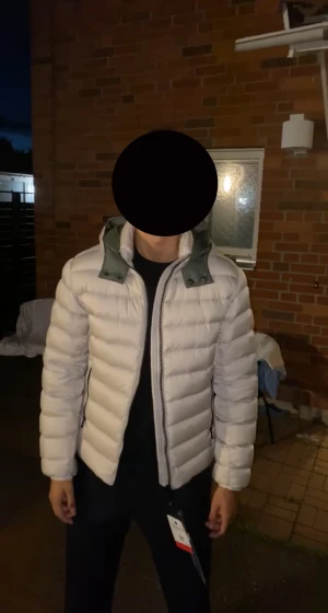 Colmar jacka - Oanvänd, den passade inte mig därför jag säljer den , storlek M ,passar också. Ord pris 4199, jag säljer den för 2800 men pris går o dinsutera