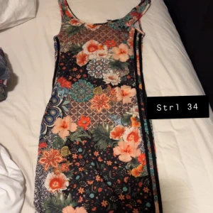 Adidas klänning - Midi adidasklänning. Går strax under knäna, använd sparsamt. Stretchigt material