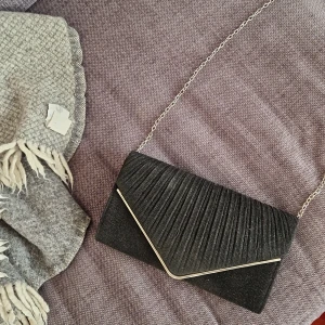 Bal väska - Världens finaste bal väska. Svart och lite glittrig. Passar till de flesta klänningar