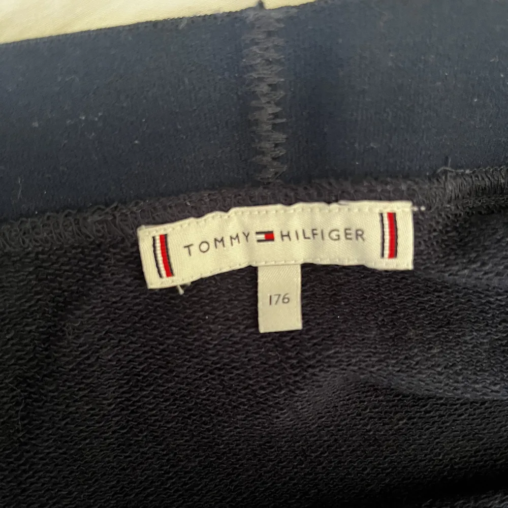 Hej, jag säljer en kjol från Tommy Hilfigre. Har aldrig använt den.  Storlek 176 men funkar som M och S också.  Kjolen är mörkblå. Kjolar.