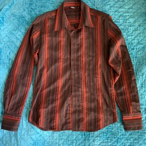 Skjorta  - Röd-randig skjorta i bra skick. 