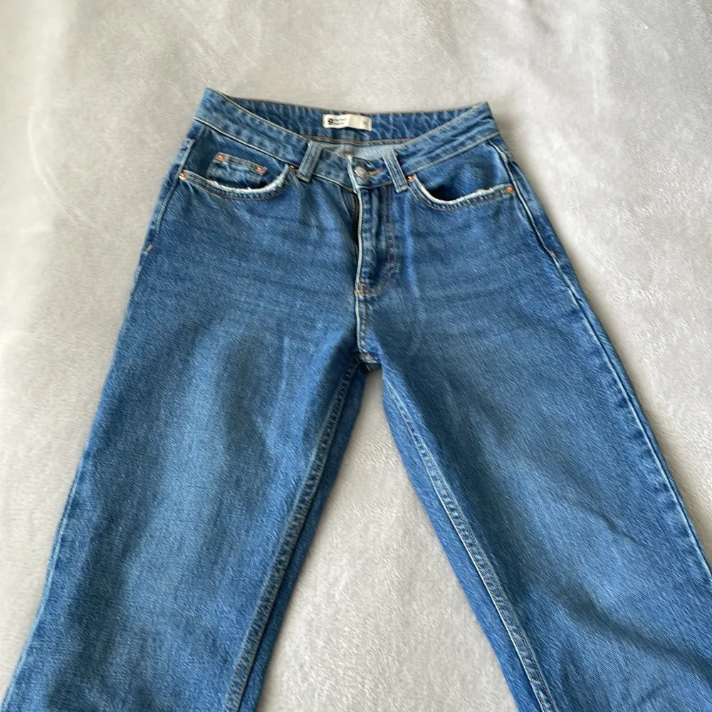 Ett par full leanght flear jeans i storlek 32 från Gina tricot. Använd fåtal gånger. Jeans & Byxor.