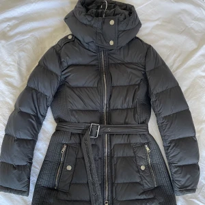 Burberryjacka - Jacka från Burberry i väldigt fint skick! Avtagbar huva. 