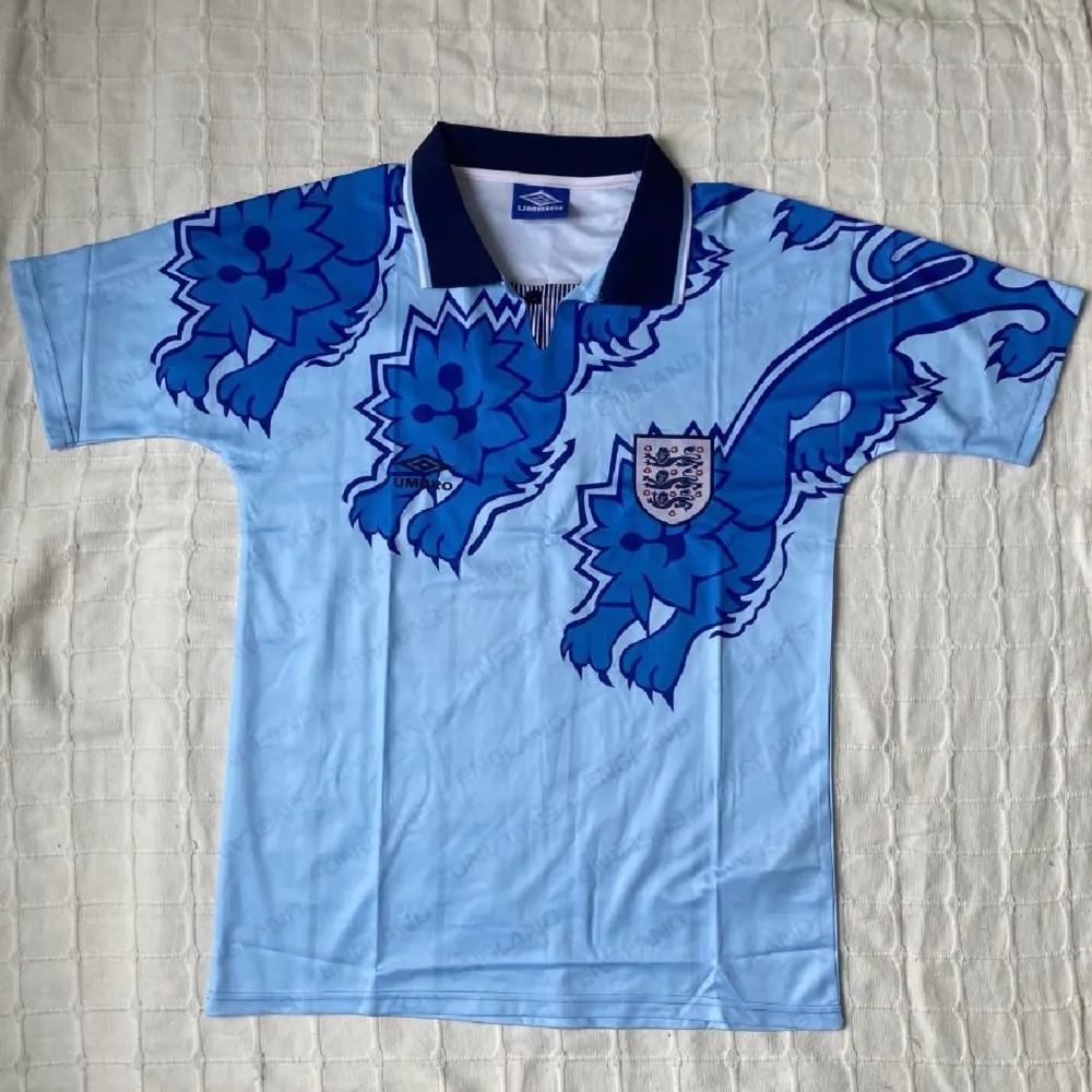 Vintage England 1992 EM Umbro Away Kit with Alan Shearer on the back. Size M. T-shirts.