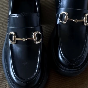 Platå Loafers i skinn ⭐️ - Svarta platå loafers från H&M.  Oanvända utomhus.  Jag hade tyvärr för breda fötter för dessa snyggingar så säljer vidare dom. 