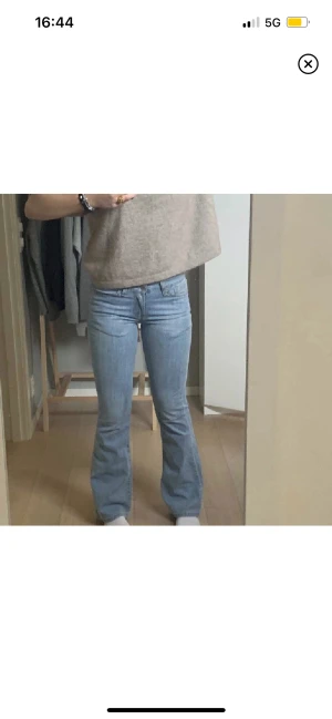 Lågmidjade jeans - Säljer nu mina lågmidjade Levis bootcut jeans, dom är i väldigt fint skick, vet inte exakt Stl men skulle säga att dom är ungefär en S och passar bra 165-170 cm. 