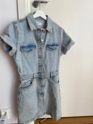 Jeans känning  - Trendiga jenadklänningen från mango. Helt slutsåld. Storlek S