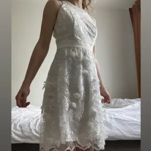 Vit klänning som inte finns att köpa längre, väldigt vacker och unik studentklänning! Jag är 165 cm! 