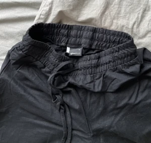 Svarta tunna sommarbyxor - Tunna svarta byxor från Ginatricot. Mycket fint skick, pga för liten storlek för mig. Storlek XS.