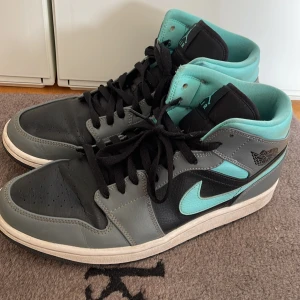 Jordan 1 Aqua Grey  - Säljer mina Jordan 1 Aqua Grey  Nypris: 4 499kr  Dina för 1100kr! Går att diskuteras vid snabb affär.   Skorna är något creesade och behöver sig en tvätt, därav priset   Storlek 45, kan passa 44.   