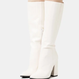 Vita stövlar  - Vita jättefina stövlar i storlek 38 från Even&Odd. Helt oanvända, endast testade en gång! Köpte för 769kr säljer nu för 400kr.