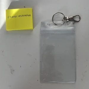 photocard holder  - photocard holder - pc passar i perfekt - clear - kan hänga på sin väska och ta med den till vart man än går - väldigt säker !! ( pcn kan inte ramla ut ) 