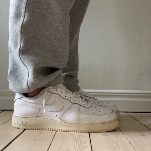 Nike Air Force 1 - Vita Nike air force 1. Storlek 45. Ganska bra skick! 