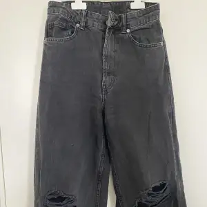 Svarta high rised jeans. 