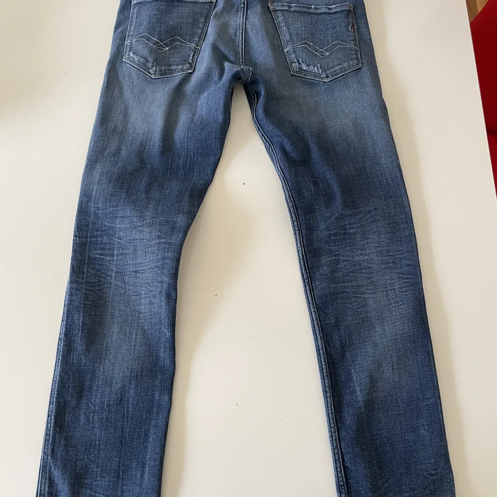 Ett par replay jeans, färg mörkblå, model ambass slim fit, storlek 30, inte anända mycket alls så i väldigt bra skick. Jeans & Byxor.