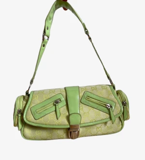 Vintage handväska!  - Superfin grön vintage handväska i gott skick🤩många fack & fickor inuti! Bredd: 33cm, Höjd: 15cm Checka gärna min profil för fler väskor 🤩