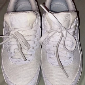 nike air max  - säljer nu mina super fina nike air max skor då dom är försmå för mej och fick dom i julklapp så kunde inte lämna tillbaka dom. använda 3 gånger så super fint skick på!🤍 kom privat vid frågor eller fler bilder!🤍  !! tryck inte på köp nu!! 