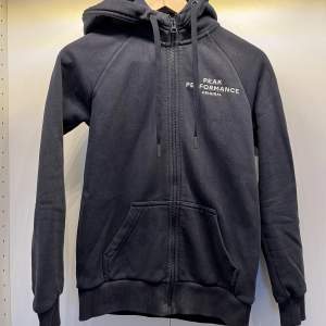 Marinblå hoodie med zip från peak performance  Använd men i bra skick  Storlek xs