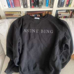 Säljer min Anine Bing college tröja. Säljer den då den ej kommer till användning.  Inköpt julen 2021, men inte använd mer än 3 gånger.  Storlek S. Inköpspris: ca 1900kr 