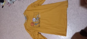 Snygg sommar tröja - En riktigt snygg sommrig tröja ifrån klädes märket Cool Shirtz Fantastiskt skick Finns en jätteliten smuts fläck som bör kunna få bort Original pris var runt 600 om jag minns rätt Skriv om det finns några övriga funderingar eller frågor 