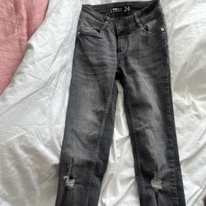 Jeans - Gråa jeans köpta från Fb sister.