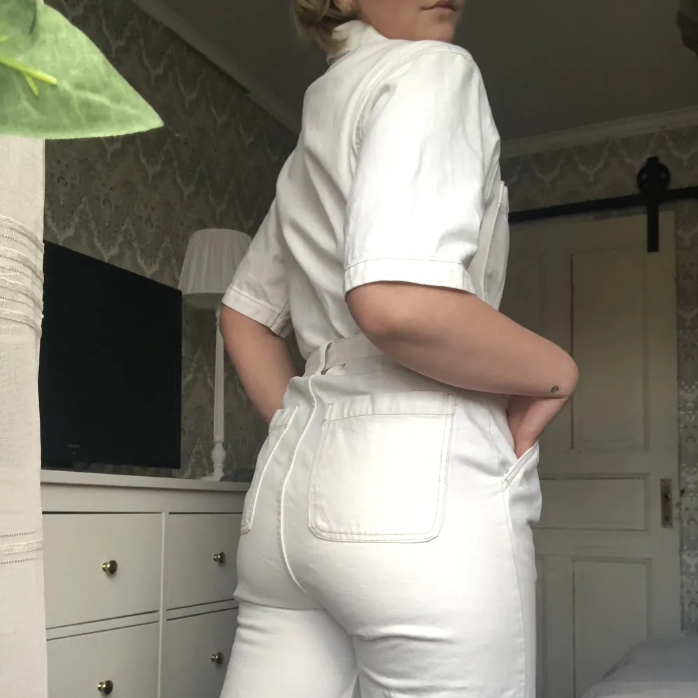 Säljer min fina jeansjumpsuit som tyvärr inte kommer längre till användning🤍 använd två gånger! . Jeans & Byxor.