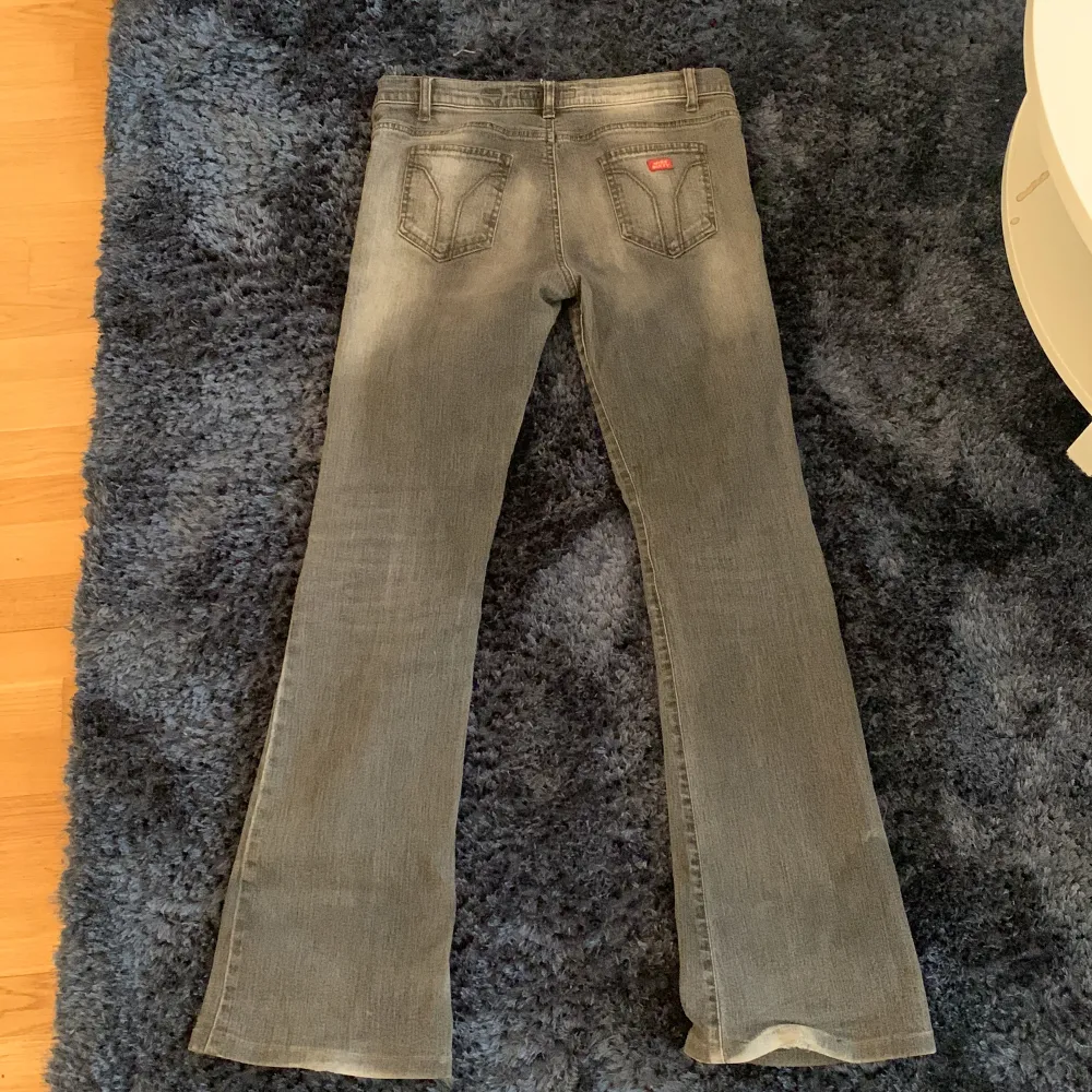 Säljer ett par miss sixty jeans pågrund av att dom inte kommer till användning, lite stora på mig men annars så sitter dom bra! Tror det är storlek 36 men vet inte exakt!. Jeans & Byxor.