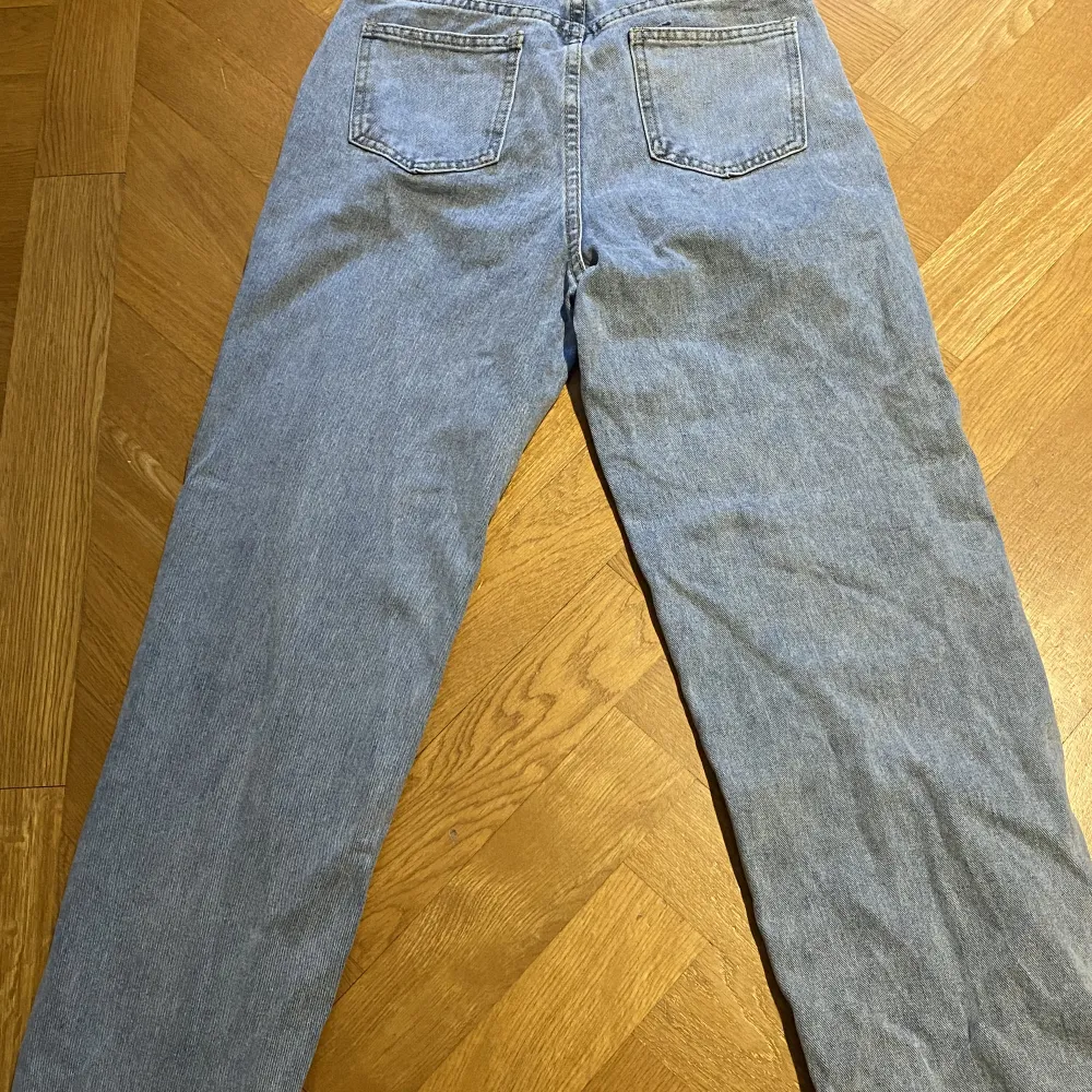 Högmidjade jeans. Nästan som nya. Bra kvalitet kostar runt 120 kr nya . Jeans & Byxor.