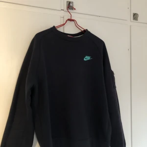 Vintage Nike crewneck  - Säljer denna vintage Nike crewneck i mörkblå färg. Väldigt fint skick för att vara vintage. Har en ficka med dragkedja på vänster arm. Storlek L 
