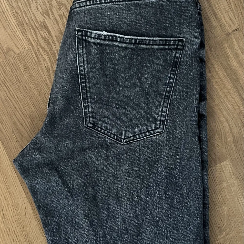 Snygga och taighta jeans från Zarah. Storlek 36. Har tyvärr blivit för små för mig. . Jeans & Byxor.