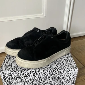 Eytys - Intressekoll! Köpta här på Plick men tyvärr var de för små. Bilderna är lånade från förra ägaren. Bra skick men syns att de är använda. Nypris 2000. Äkthetsbevis skickas med. Priset kan diskuteras!