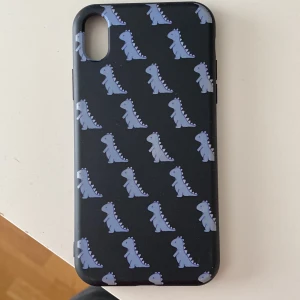 dinosaurie skal till XR - jättegulligt mobilskal till Iphone XR. ifrån shein  typ aldrig använt då jag köpte ny telefon!
