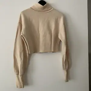 Snygg beige croppad tröja från nelly storlek Small