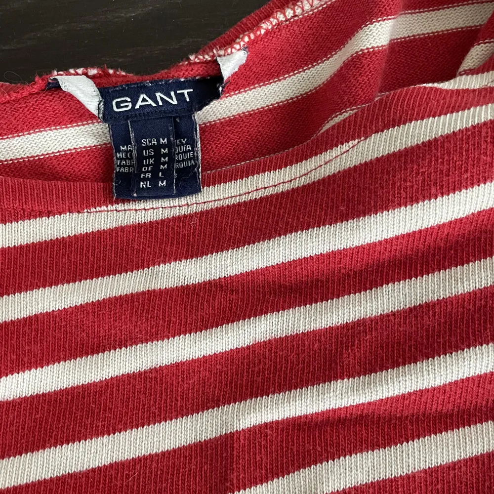 En röd, randig tröja från Gant i väldigt bra kvalite samt skick.🌟. Stickat.