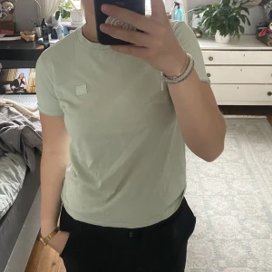 Acne T-shitt - Mintgrön acne T-shirt, jättefint skick, snygg passform🕺 så Nice till sommaren 