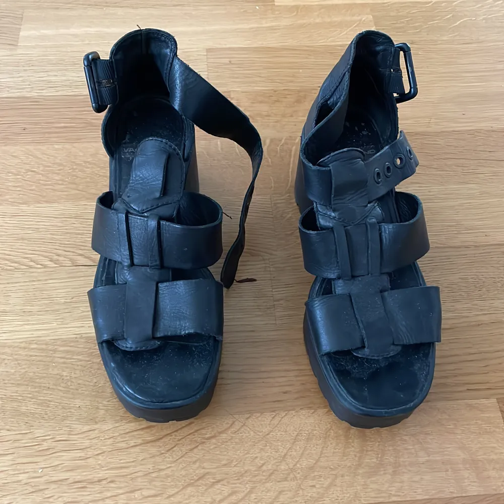 Sandaler med bred klack från vagabond storlek 36. Nypris 1000kr säljer för 250. Skor.