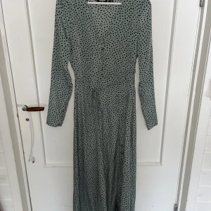 Klänning - En klänning från missguided. Extra lång för som som är längre.