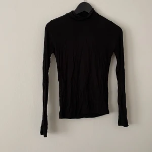 Halvpolo tröja - Svart tight bomullströja som är halvpolo storlek Small