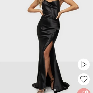 True decadence svart balklänning - Nyskick med lappen kvar🥂 Säljer pga att jag hittat en ny balklänning❤️‍🔥 Nypris på Nelly 1099kr. Skriv om du vill ha mer bilder eller info👍🏼