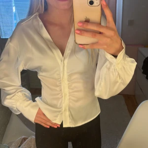 Topp  - Fin tröja från Gina i storlek xs som endast är använd enstaka gång 