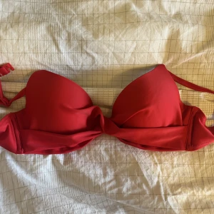 Bikini överdel - Säljer min bikini överdel från Nelly för att den är för liten💕köpt förra sommaren och använd några gånger så gott som ny💕kan gå ner i pris vid snabb affär