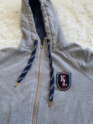 Kingsland tröja - Säljer min kingsland tröja i storlek S,den är i bra skick men är använd!