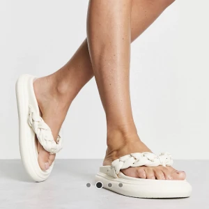 Tofflor - Säljer mina fina tofflor från public desire🥰Helt slutsålda online. Dom är knappt använda därav väldigt bra skick!