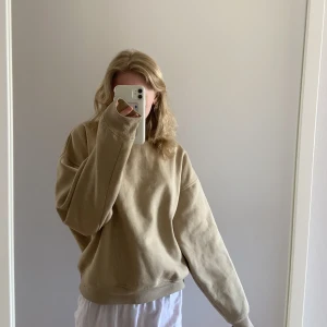Beige Bikbok tröja  - Jag säljer den här för den kommer sällan till användning. Från bikbok och använd ett fåtal gånger, inga defekter 💖 Tröjan är i storlek s men passar även m! Passar perfekt till kjol nu när det börjar bli varmt igen! 
