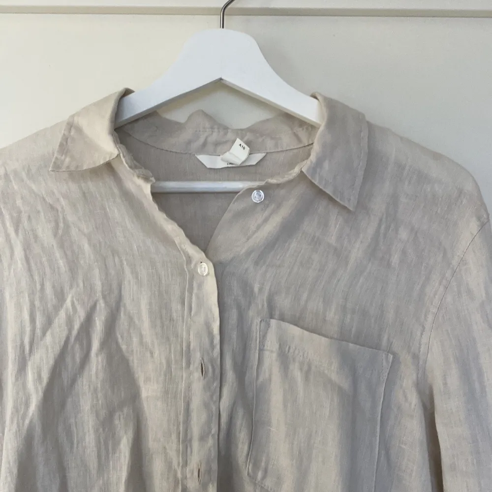 Linneskjorta från H&M. Storlek S. Köp för 40kr+Frakt. . Skjortor.