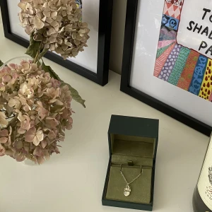 Halsband Maria Nilsdotter  - ”Fever Necklace” från Maria nilsdotter längd 45. Säljs inte längre! Köpt för ca 2300 och är i nyskick. 