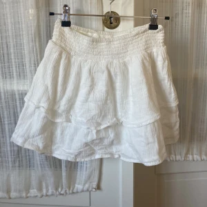 Vit kjol - Vit kjol från Gina, köpt för länge sedan men knappt använd. Stl S, men skulle säga XS då den är kort🤍