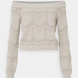 Tröja - Säljer denna snygga off-shoulder tröja från zalando. Använd endast en gång, därav  nyskick. Skriv för fler bilder eller om du har några frågor