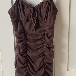 Jättefin brun klänning, använd några gånger men fortfarande i bra skick. Strl S