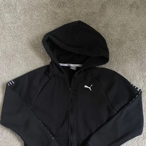 Hoddie - zip hoddie från puma i svart. storlek 164 men passar mig som är xs/s🫶🏻🤍 Fint skick! 